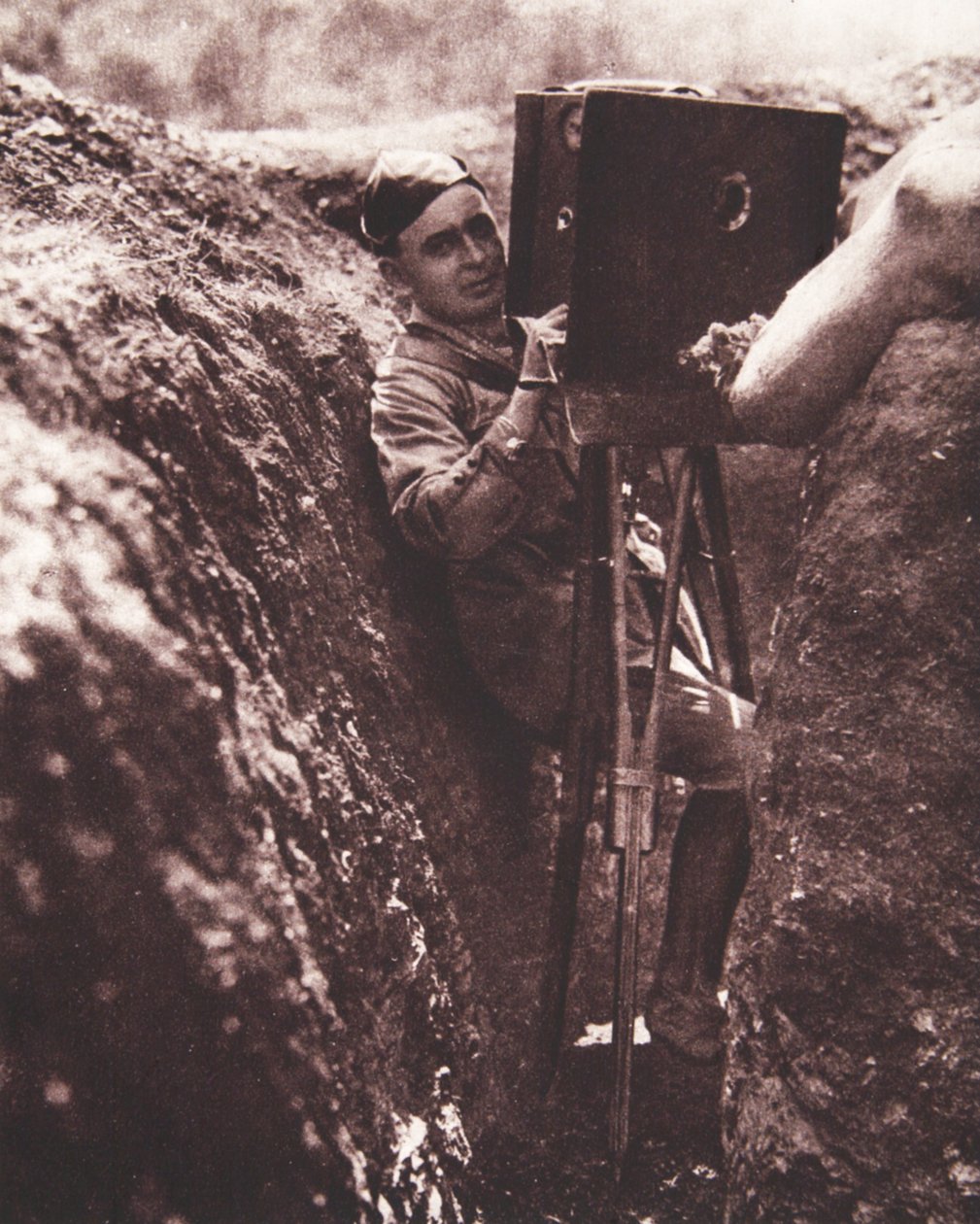 Suojattu luodeilta panssaroidulla teräskilvellä: operaattori töissä, kuvitus The Illustrated War Newsista, 13. syyskuuta 1916 (seepiakuva) tekijältä English Photographer