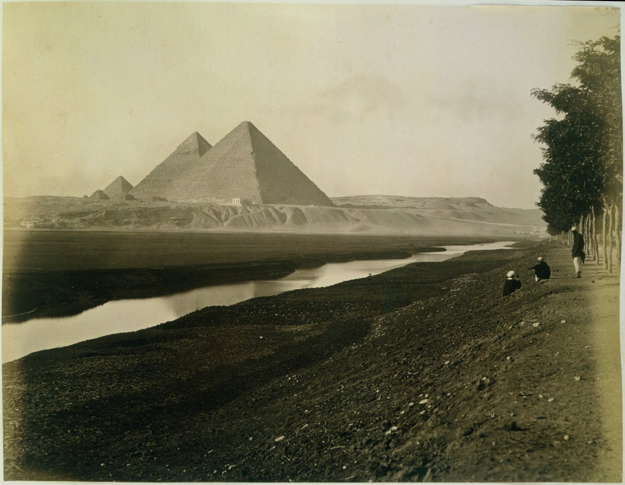 Pyramidit, noin 1878 tekijältä English Photographer
