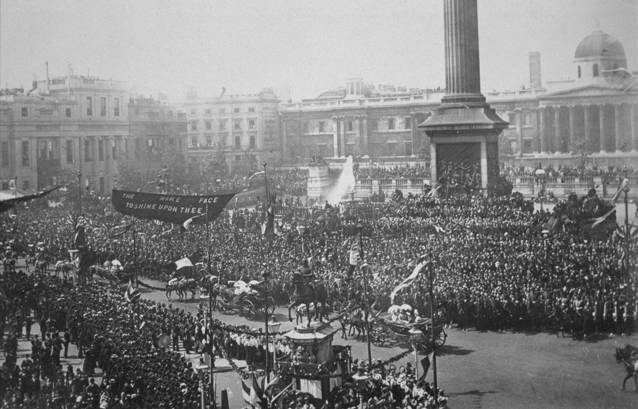 Kuningatar Victoria (1819-1901) ajettiin Trafalgar Squaren läpi hänen Golden Jubilee -juhlien aikana 1887 tekijältä English Photographer