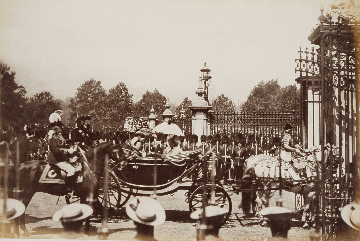 Kuningatar Victoria (1819-1901) ajettiin Lontoon keskustan läpi kultaisen juhlavuoden aikana vuonna 1887 tekijältä English Photographer