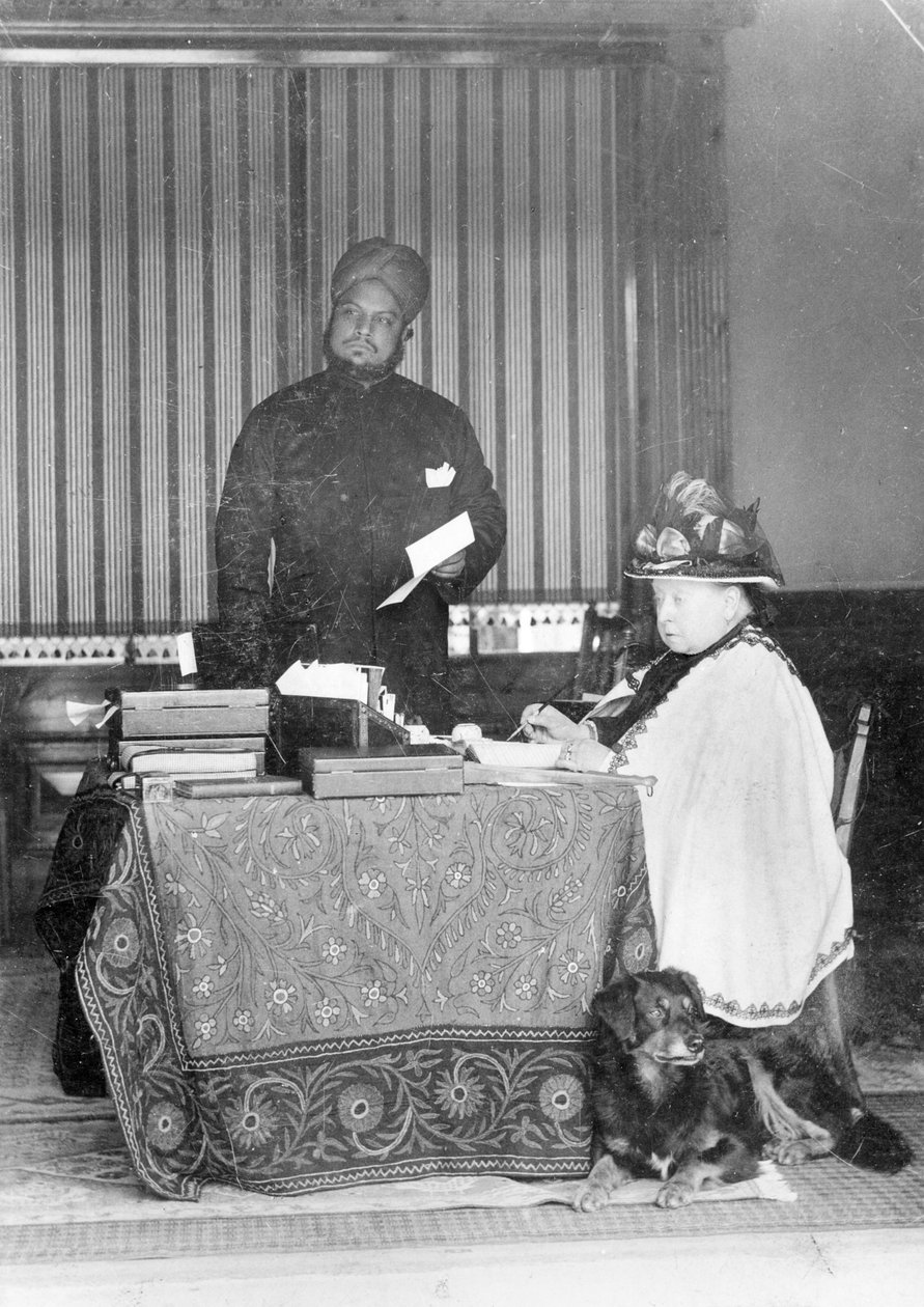 Kuningatar Victoria, Intian keisarinna ja Abdul Karim The Munshi, n. 1894 tekijältä English Photographer