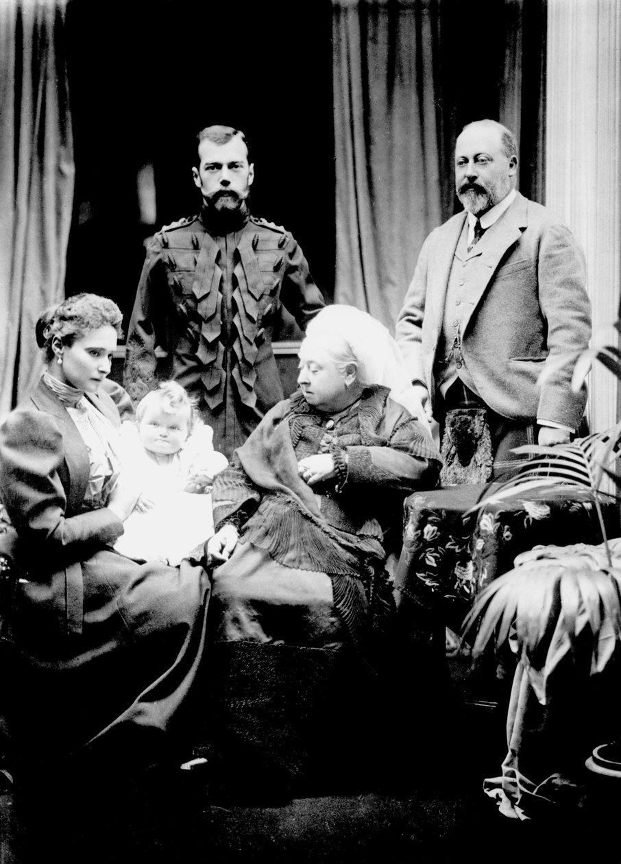 Kuningatar Victoria, tsaari Nikolai II, tsaariina Aleksandra Fjodorovna, hänen tyttärensä Olga Nikolajevna ja Walesin prinssi Albert kuvattuna Balmoralissa, 1896 tekijältä English Photographer