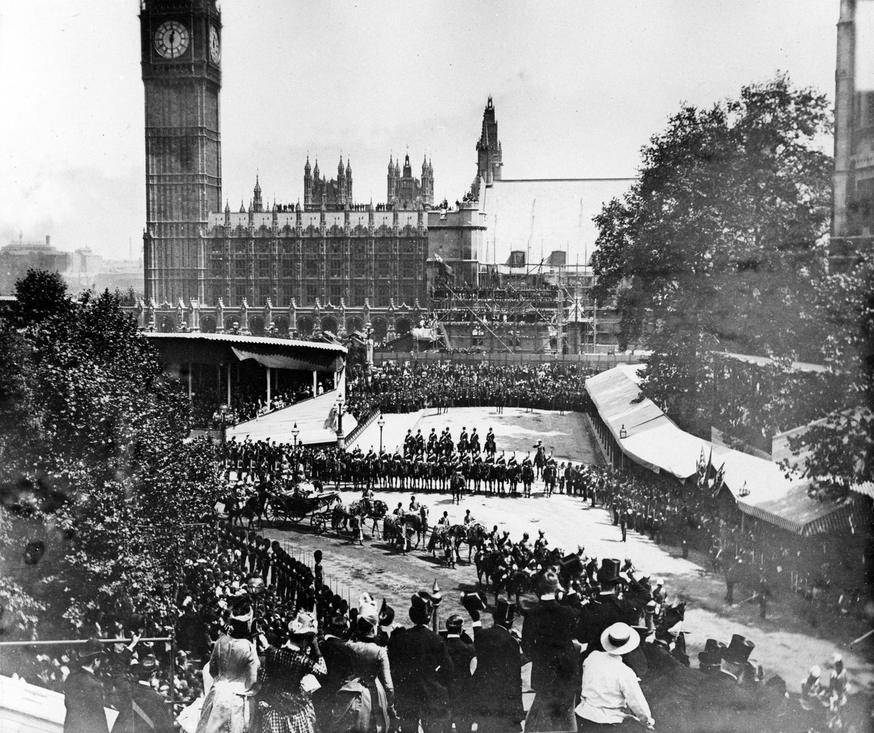Kuningatar Victoria ohittaa Westminster Abbeyn timanttijuhlakulkueessaan, 1897 tekijältä English Photographer