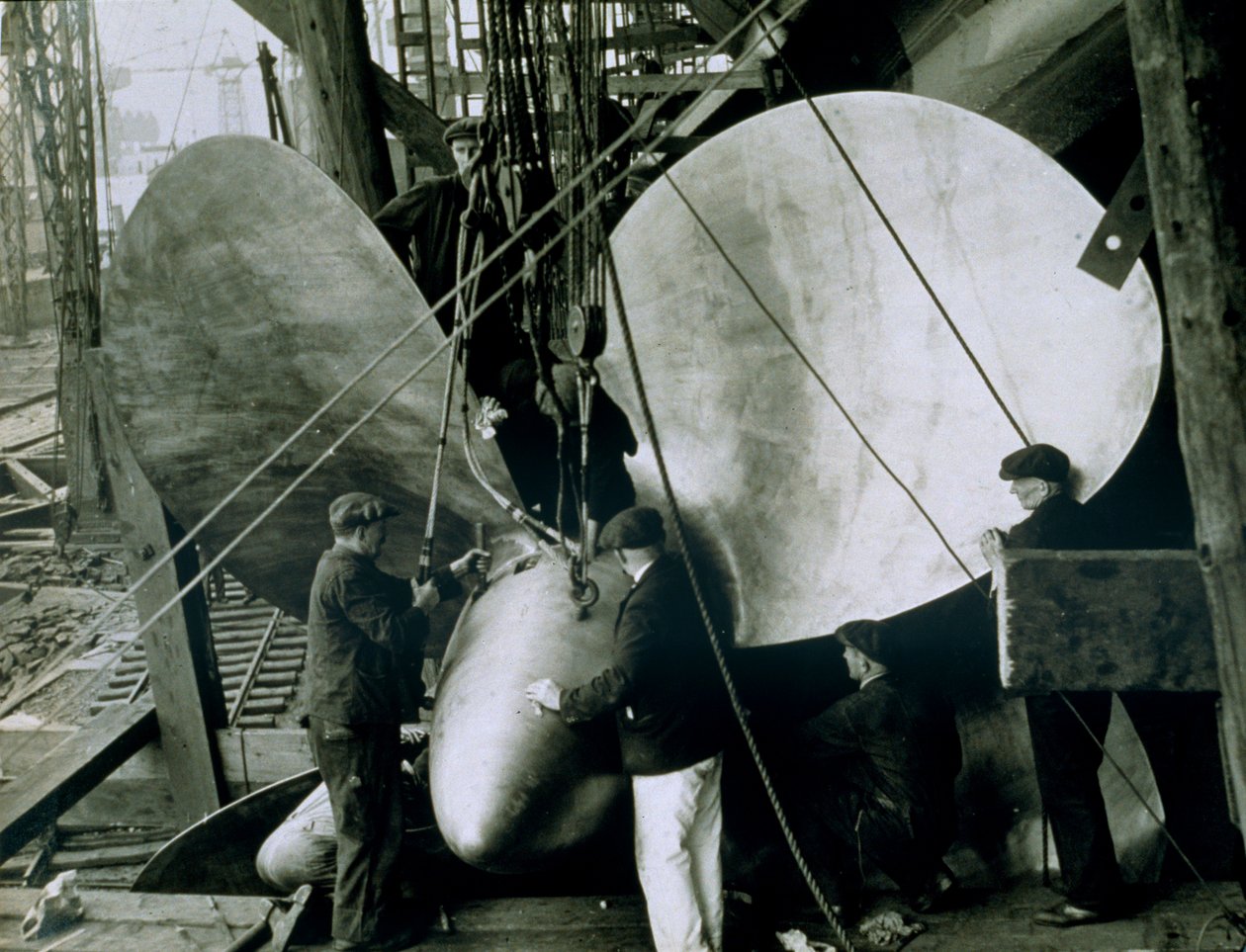 RMS Queen Elizabeth John Brownin telakalla elokuussa 1938 tekijältä English Photographer