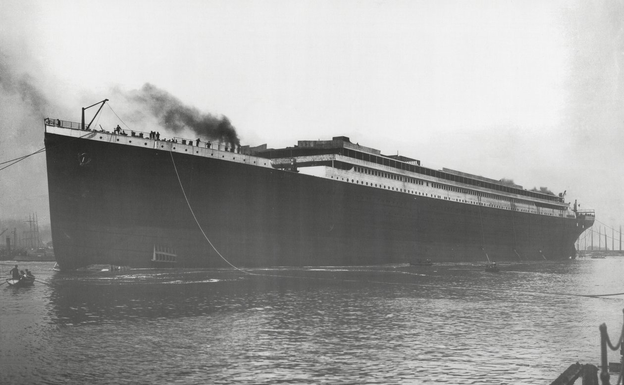 RMS Titanic lanseerattiin: Titanic kelluu ensimmäistä kertaa, mutta ilman moottoreita, kattiloita, koneita ja varusteita, 31. toukokuuta 1911 tekijältä English Photographer