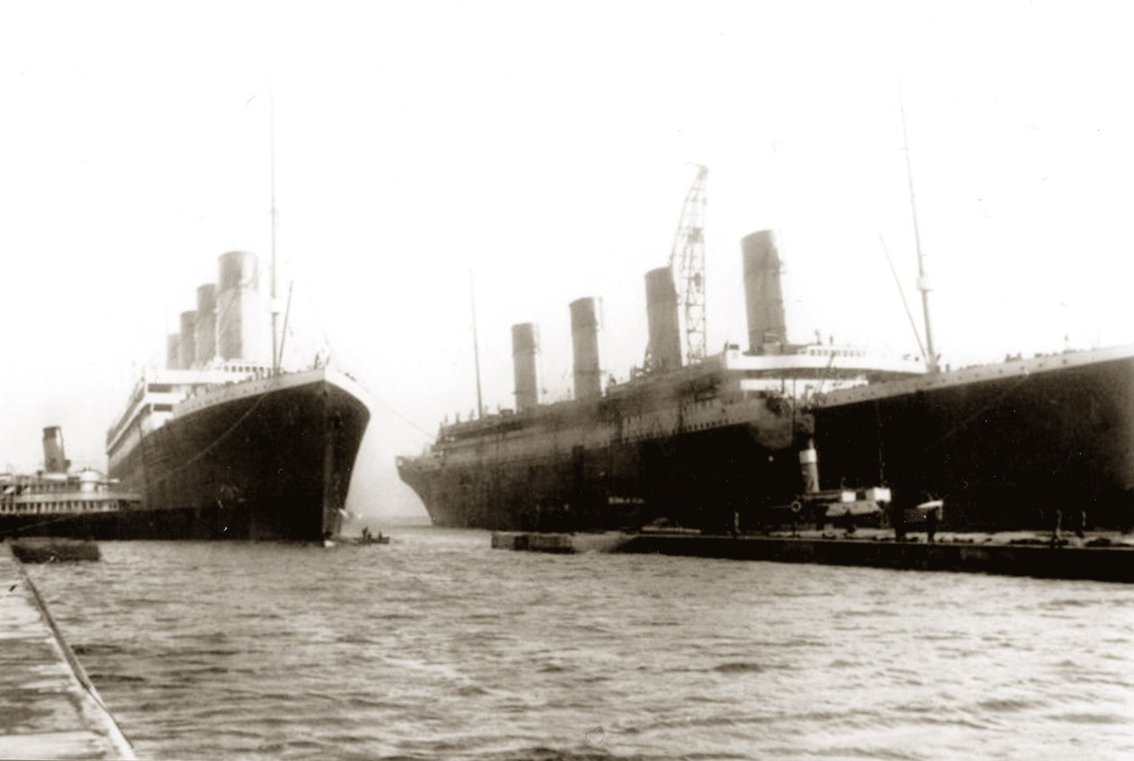 RMS Titanic siirretään kuivatelakasta, jotta hänen sisar-aluksensa RMS Olympic voisi vaihtaa potkurin 6. maaliskuuta 1912 tekijältä English Photographer