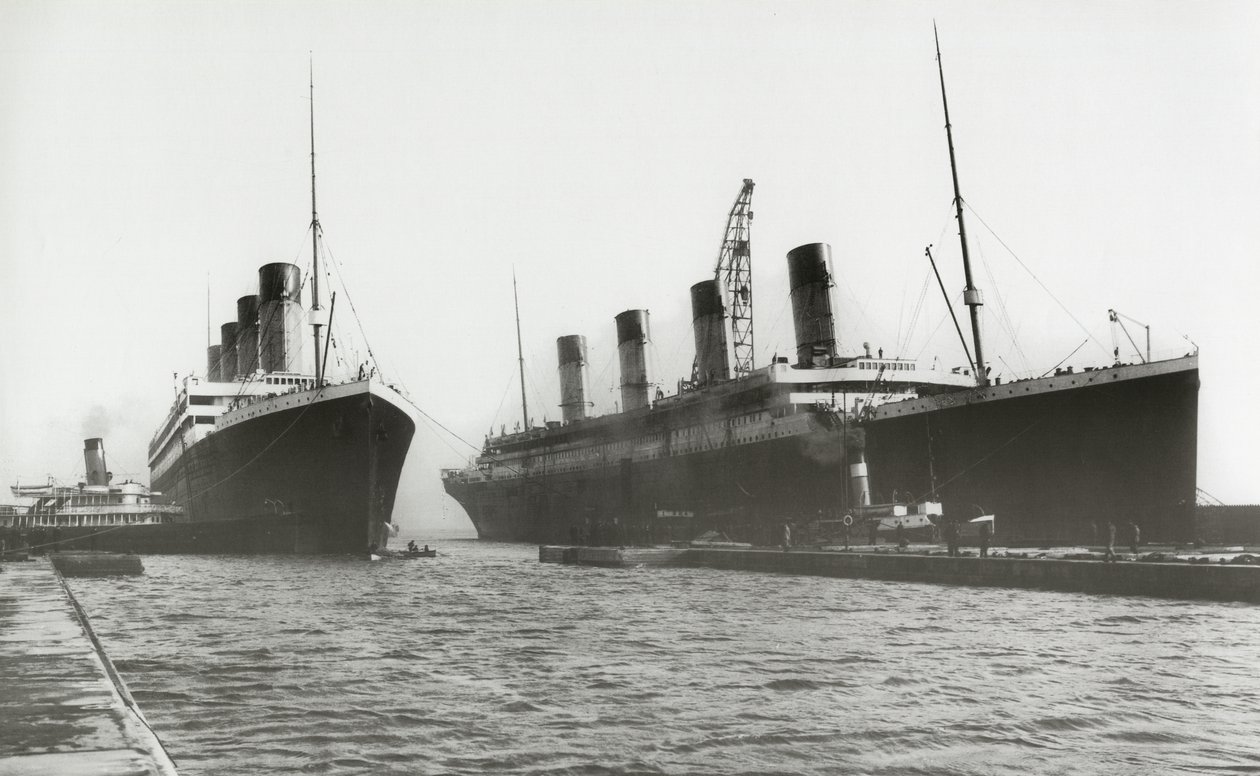 RMS Titanic siirretään kuivatelakasta, jotta hänen sisar-aluksensa RMS Olympic voisi vaihtaa potkurin 6. maaliskuuta 1912 tekijältä English Photographer