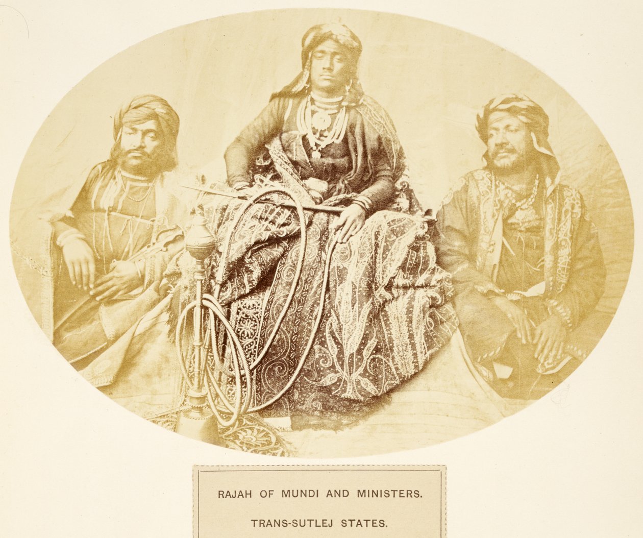 Rajah of Mundi and Ministers, Trans-Sutlej States, J. Forbes Watsonin teoksesta The People of India, julkaistu 1868 (albumiprintti) tekijältä English Photographer