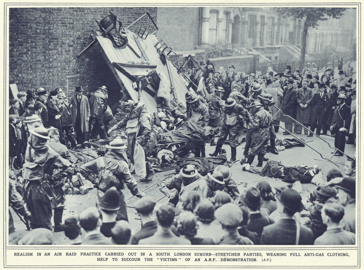 Realismia Etelä-Lontoon esikaupunkialueella suoritetussa ilmahyökkäysharjoituksessa, The Illustrated War News, julkaistu 8. marraskuuta 1939 tekijältä English Photographer