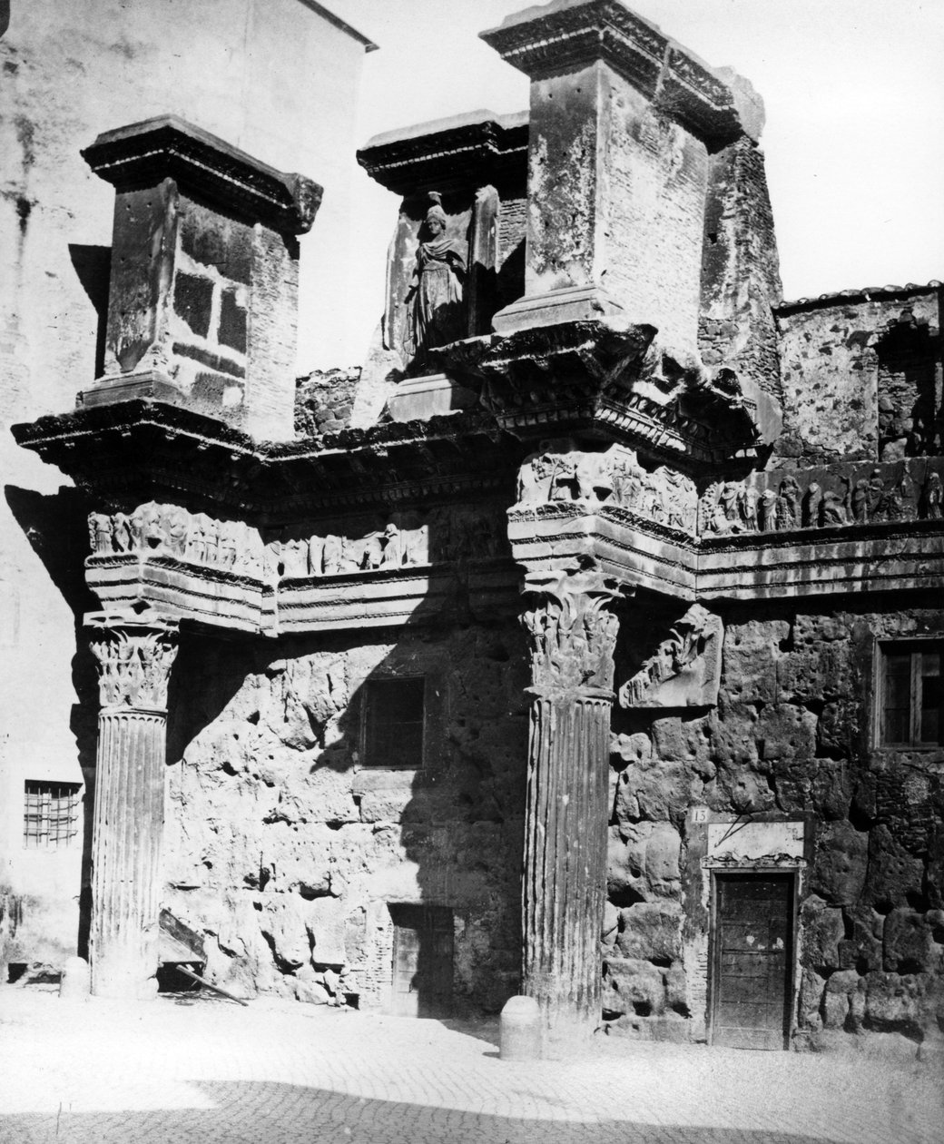 Minervan temppelin peristyylin jäänteet Nervan foorumilla, Roomassa n. 1890 tekijältä English Photographer