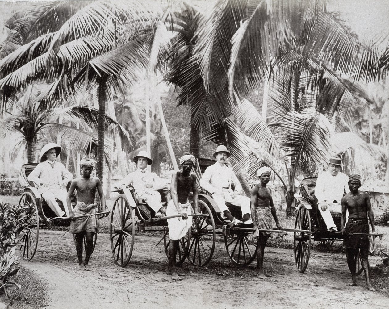 Rickshaw-kuljettimet, Ceylon, n. 1875 (albumiprintti) tekijältä English Photographer