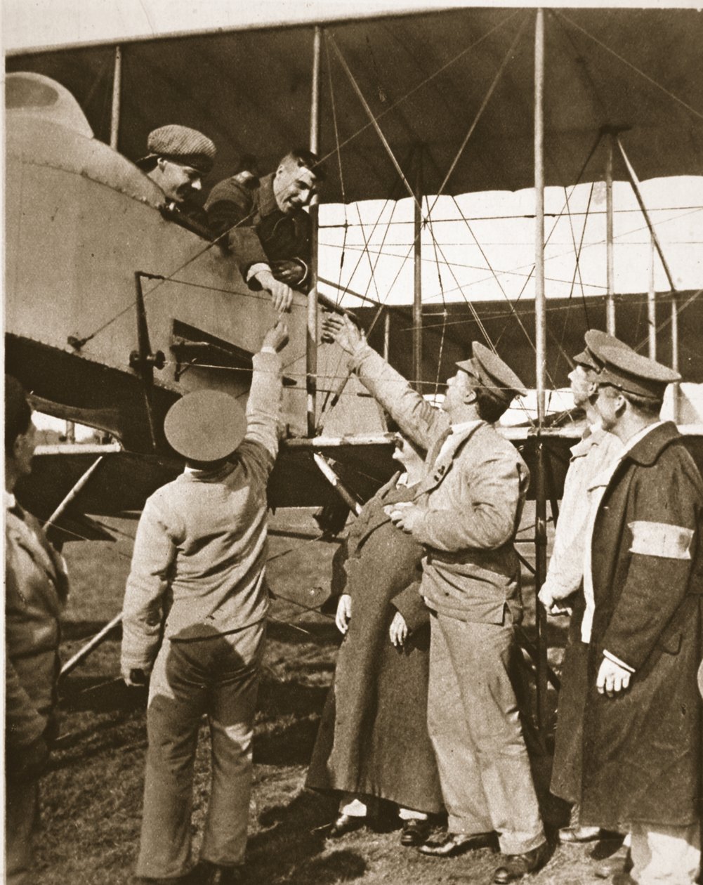 Ilman riskit kiertohautojen jälkeen! Haavoittuneet sotilaat lentomatkoilla, The Illustrated War News, 5. heinäkuuta 1916 (seepiakuva) tekijältä English Photographer