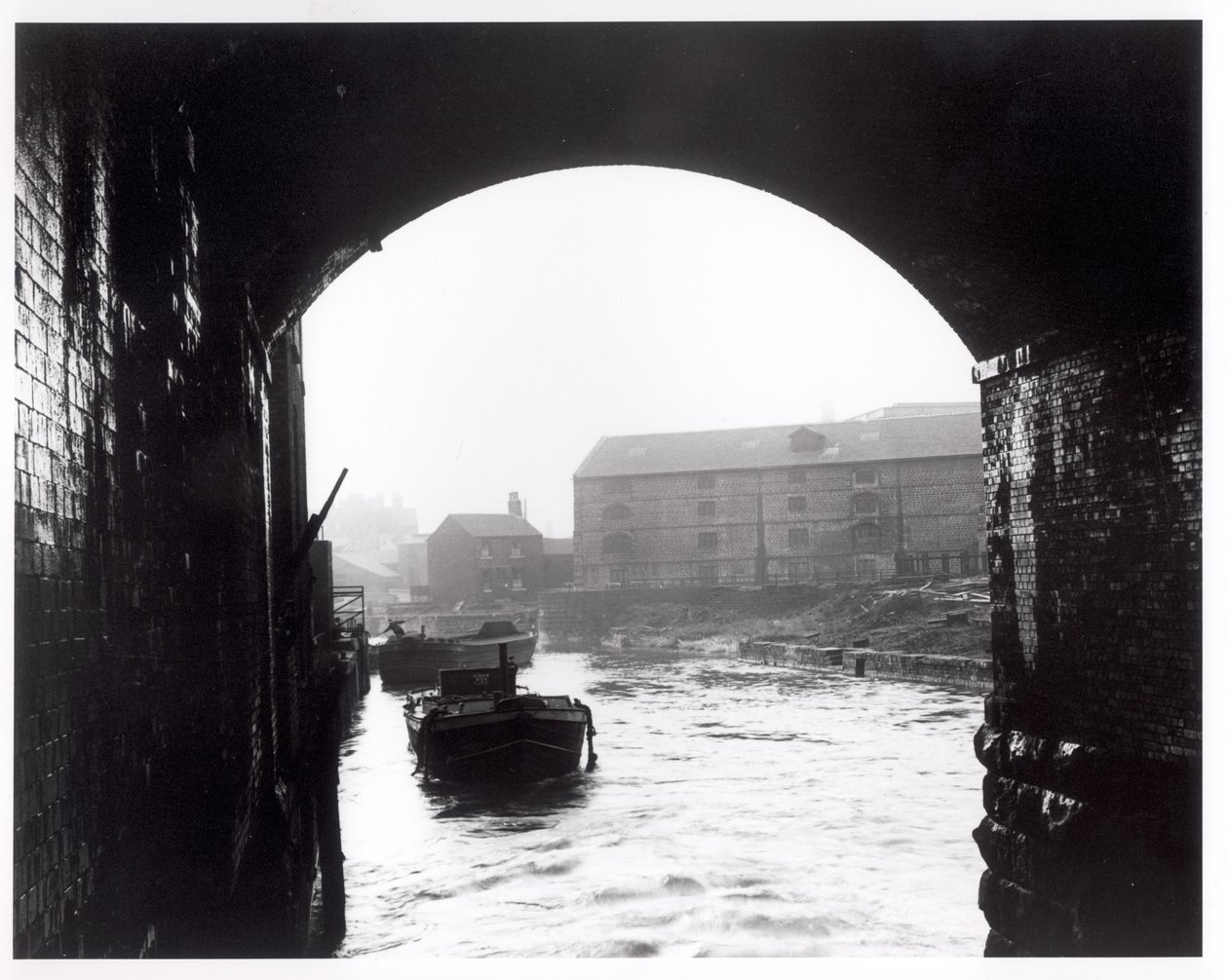 Aire-joki nähtynä Dark Archesista, Leedsistä, 1951 tekijältä English Photographer