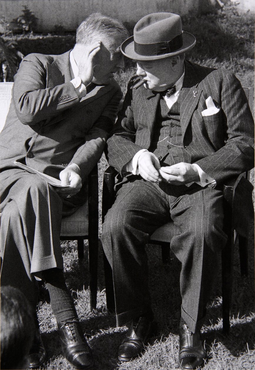 Roosevelt ja Churchill syvällä keskustelussa Casablancan konferenssissa Marokossa tammikuussa 1943 tekijältä English Photographer