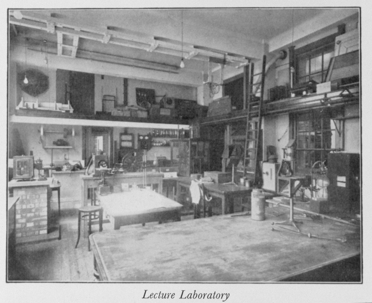 Royal Instituten ensimmäisen kerroksen luentolaboratorio, 1930-luku tekijältä English Photographer