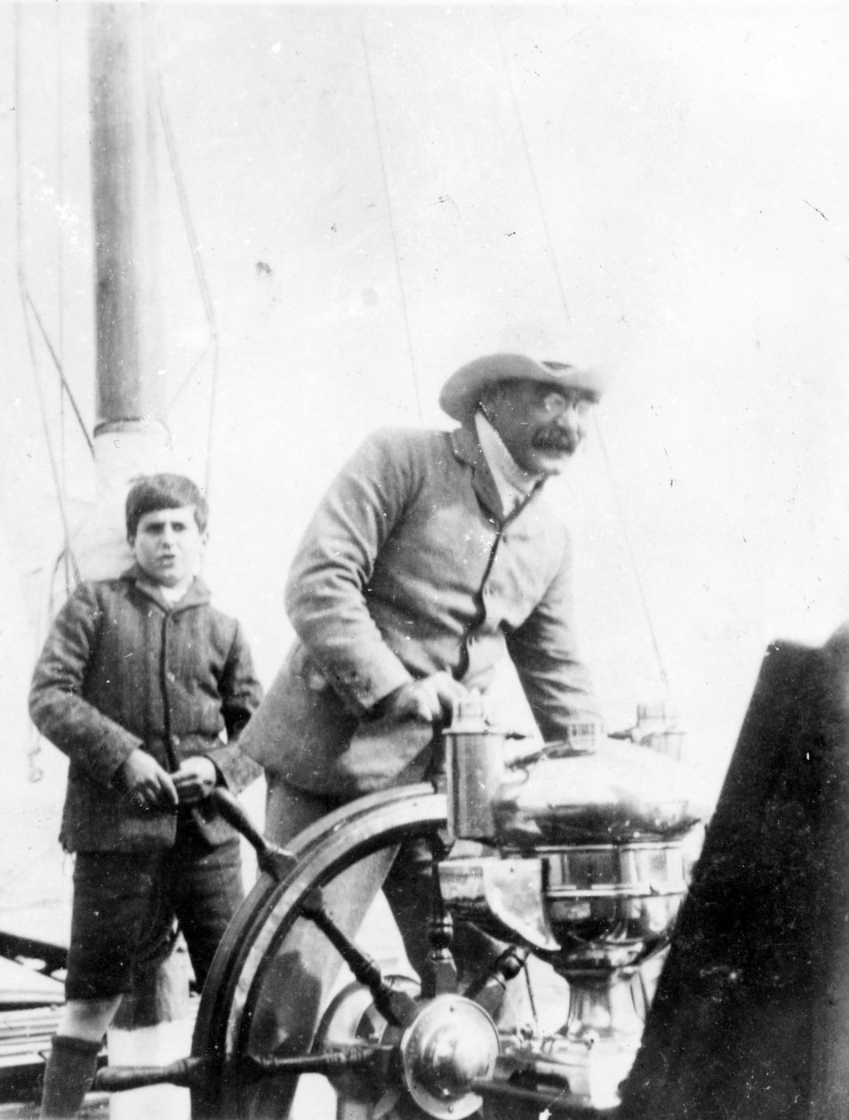 Rudyard Kipling ja hänen poikansa John jahdilla 