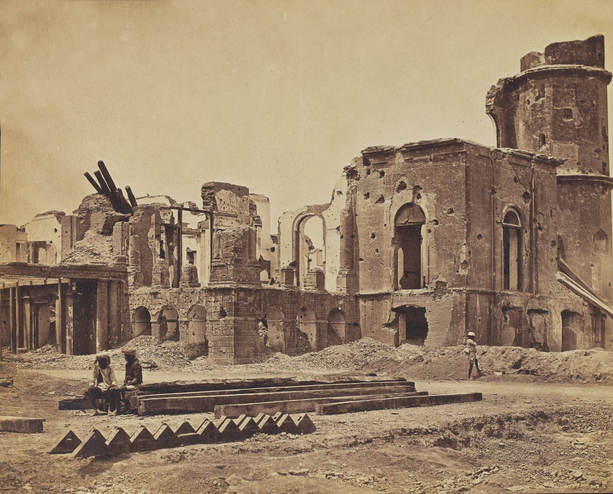 Raunioitu palatsi, n. 1858 (seepiakuva) tekijältä English Photographer