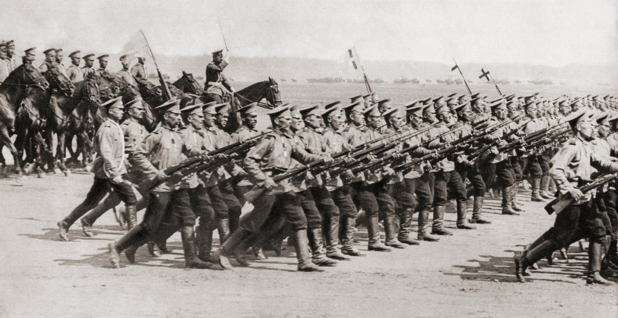 Venäläinen jalkaväkirykmentti marssi taisteluvarusteissa ensimmäisen maailmansodan aikana, The Illustrated War News, 1914 tekijältä English Photographer