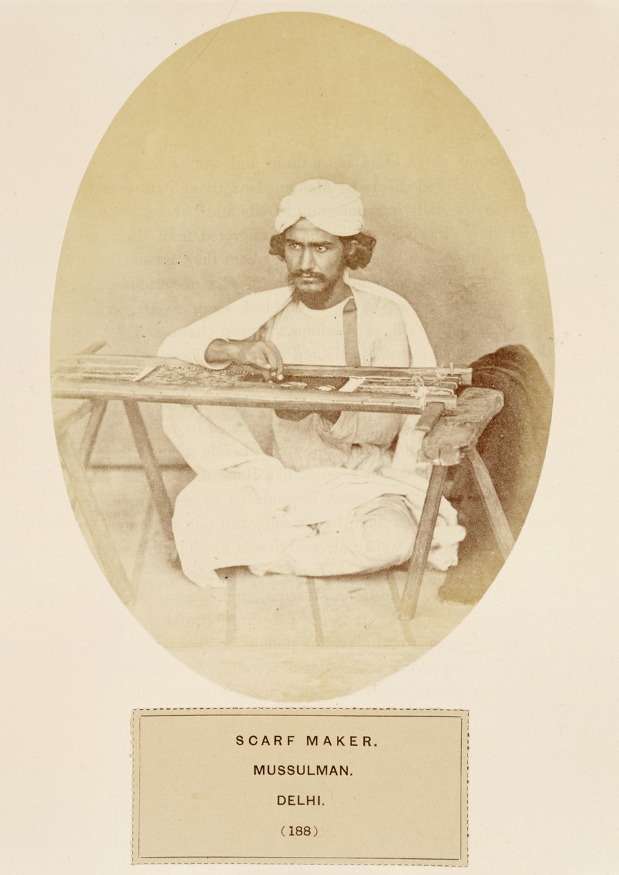 Scarf Maker, Mussulman, Delhi, J. Forbes Watsonin teoksesta The People of India, julkaistu 1868 (albumiprintti) tekijältä English Photographer