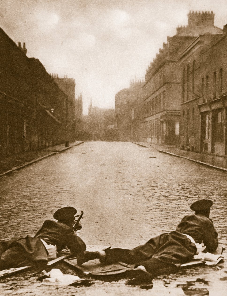 Scots Guards vartioimassa Sydney Streetillä, 1911 (seepiakuva) tekijältä English Photographer