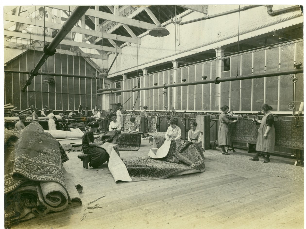 Ompeluhuone, mattotehdas, 1923 tekijältä English Photographer