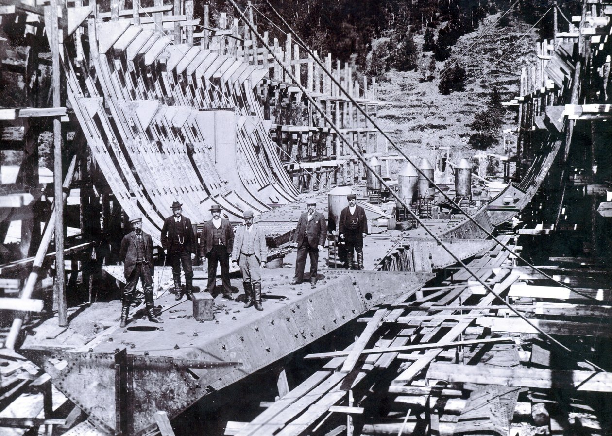 Jäänmurtajalautta SS Baikal osittain kehystettynä uudelleenrakentamisen aikana Venäjällä vuonna 1896. tekijältä English Photographer