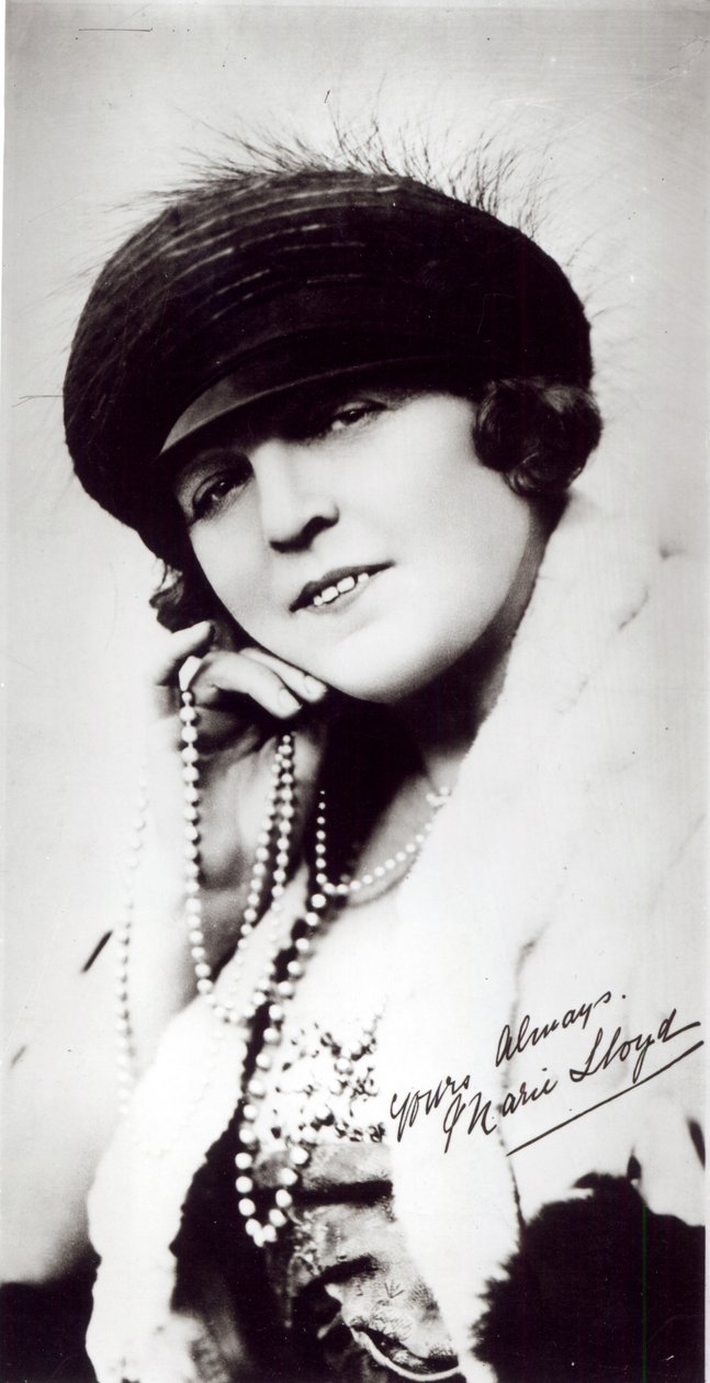 Signeerattu valokuva Marie Lloydista (1870-1922) tekijältä English Photographer
