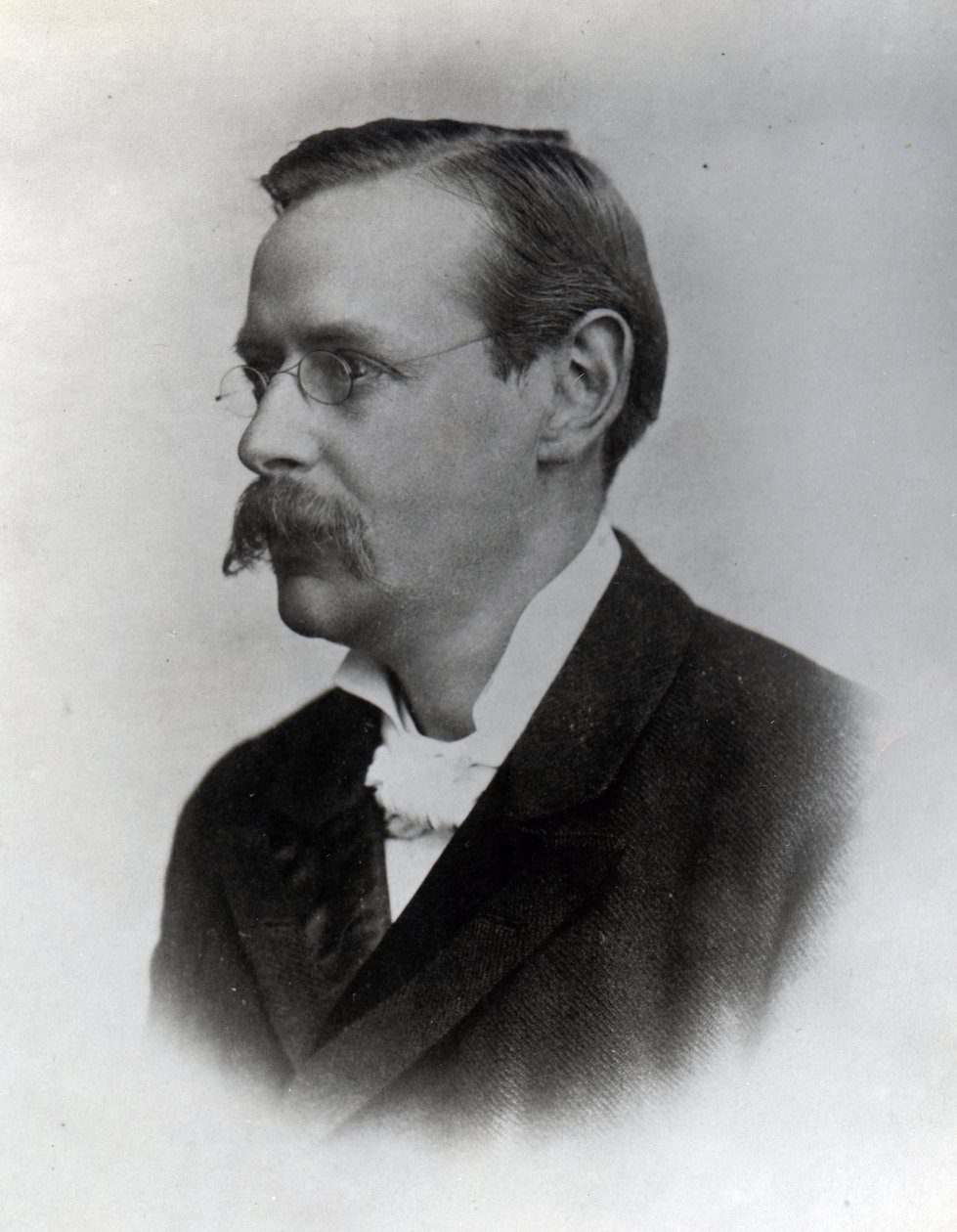 Sir Edmund William Gosse, 1892 tekijältä English Photographer