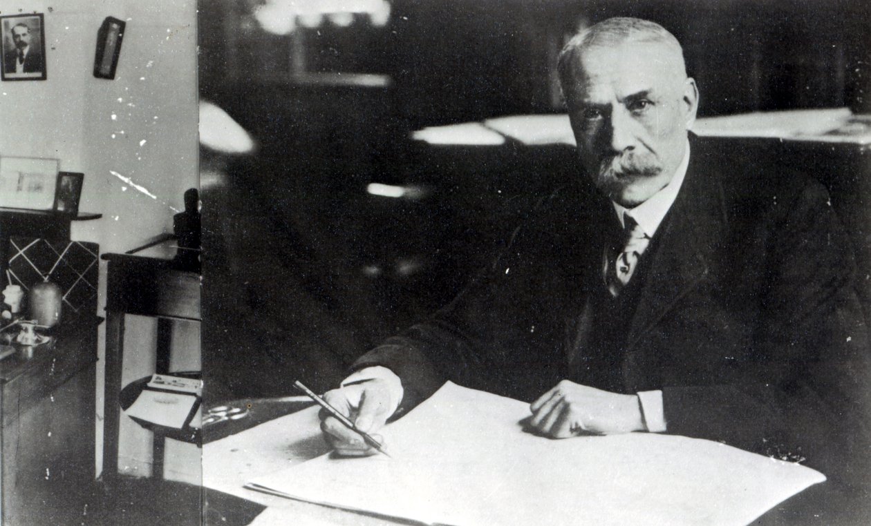 Sir Edward Elgar (1857-1934) työskennellyt yhdellä orkesteripartituuristaan tekijältä English Photographer