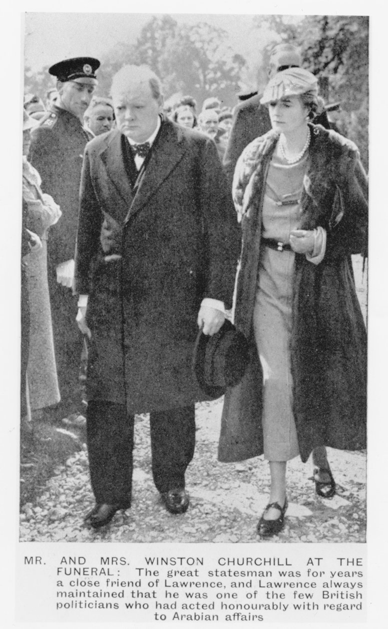Sir Winston Churchill (1874-1965) ja hänen vaimonsa Clementine Ogilvy T. E Lawrencen (1888-1935) hautajaisissa 1935 tekijältä English Photographer