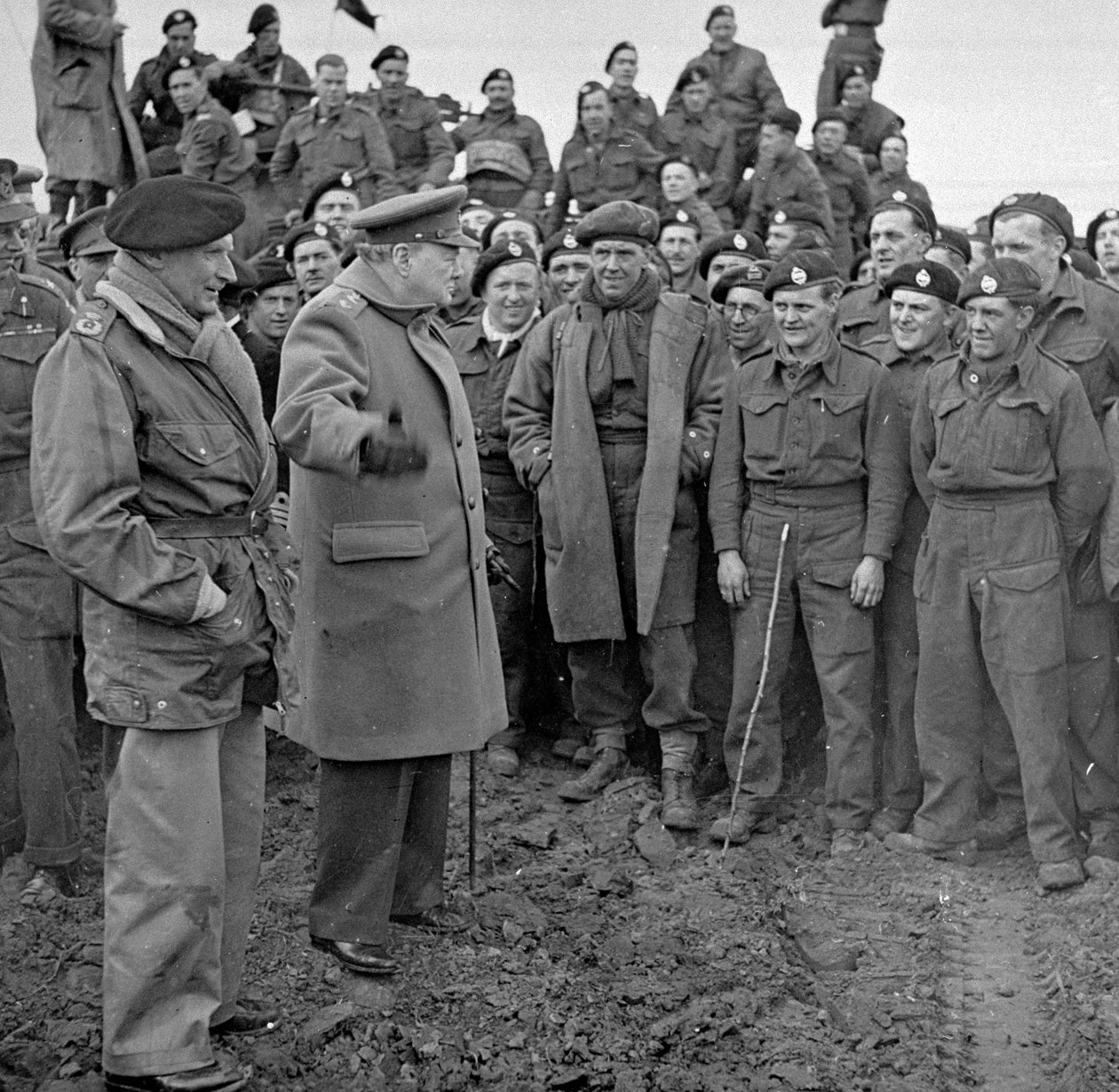 Sir Winston Churchill ja kenttämarsalkka Bernard Montgomery vierailemassa 79. panssaridivisioonan miesten luona Reinin ylityksen jälkeen, maaliskuu 1945 tekijältä English Photographer
