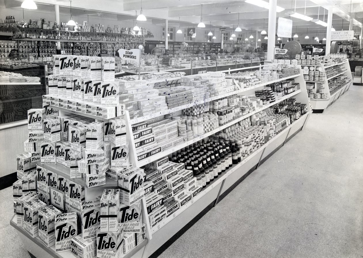 Saippuajauhekäytävä, Woolworths-myymälä, 1956 tekijältä English Photographer