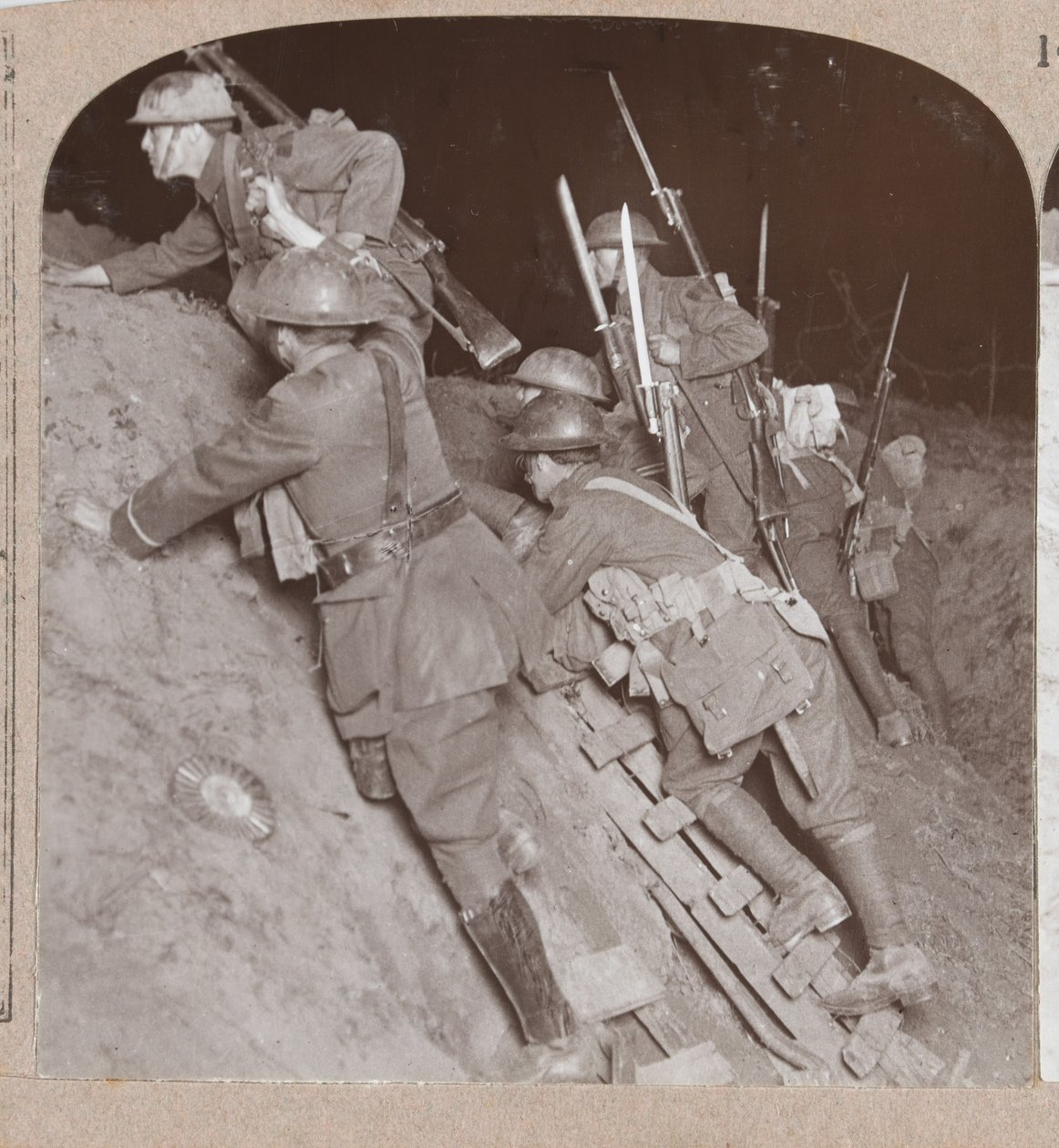 Sotilaita haudassa Amiensin hyökkäyksen aikana, 1918 tekijältä English Photographer