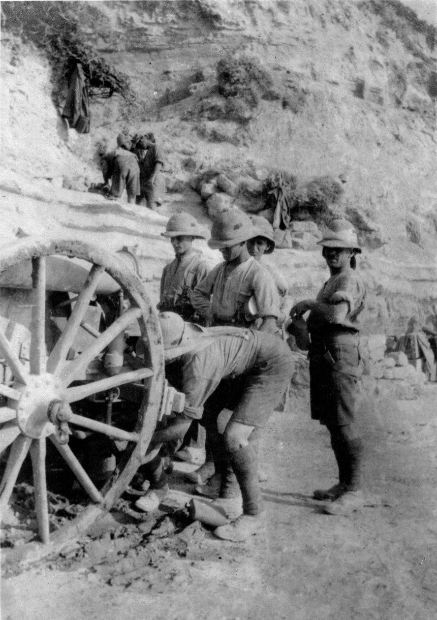 Sotilaat korjasivat tykkiä ensimmäisen maailmansodan aikana, 1915 tekijältä English Photographer