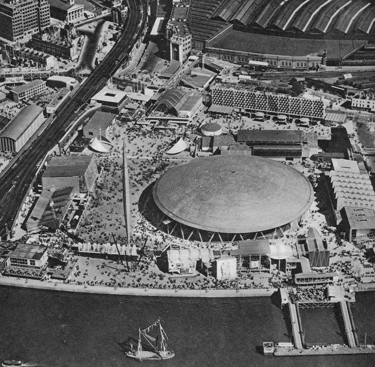 Southbank, 1951 tekijältä English Photographer