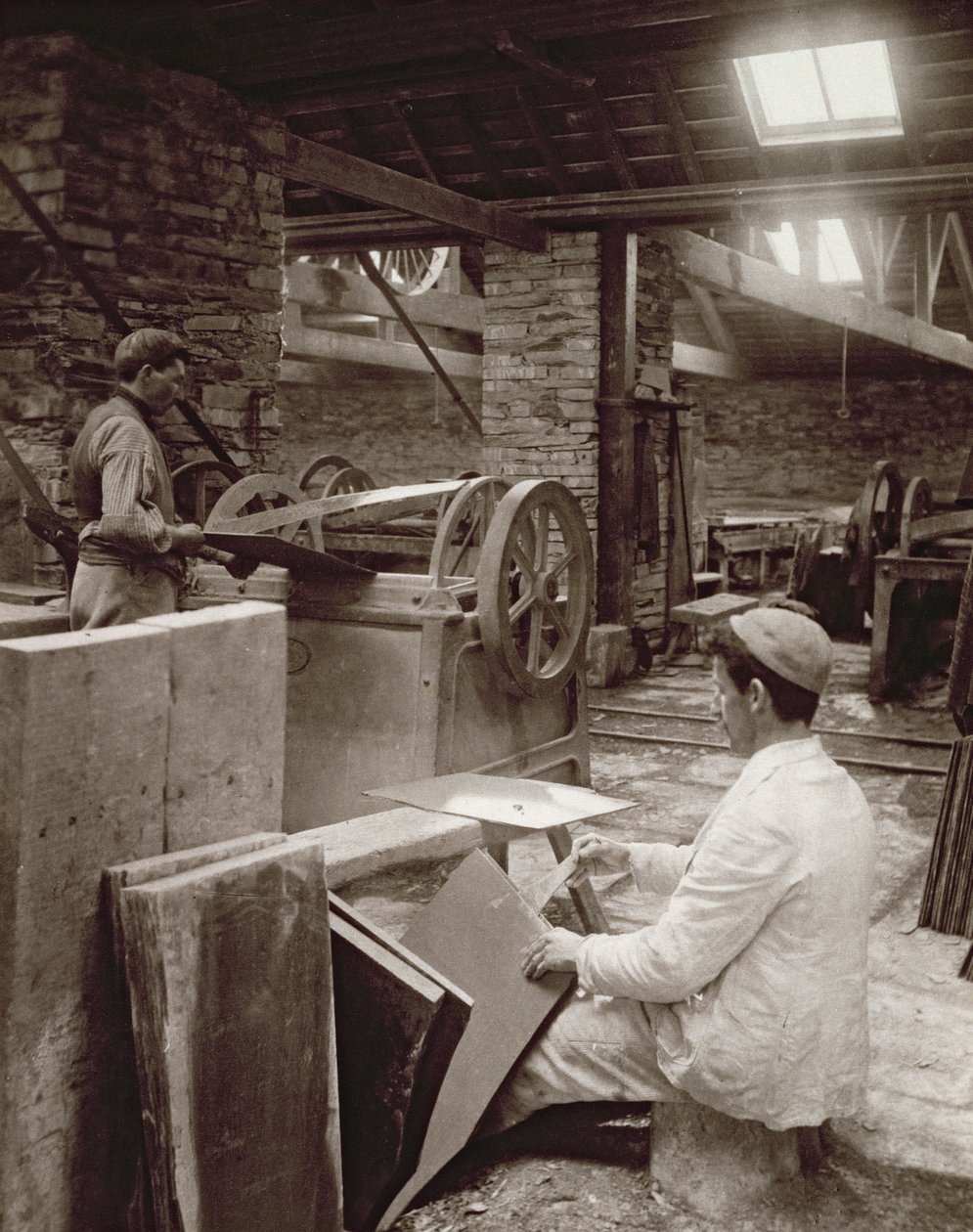 Liuskekiven halkaisu laatoitusta varten Llechweddin liuskekivilouhoksessa, 1896 tekijältä English Photographer