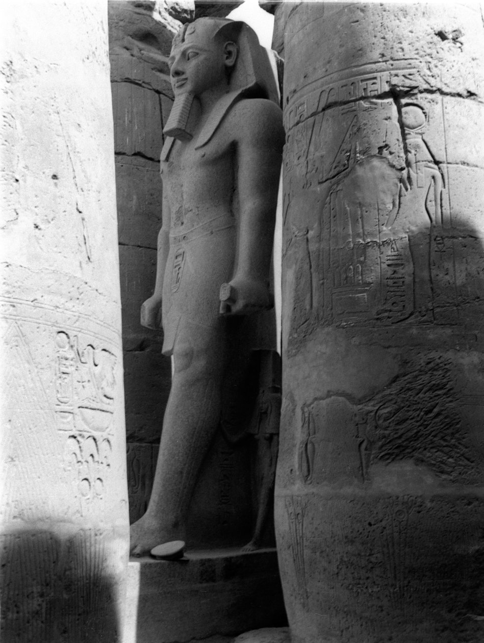 Ramses II:n patsas, Luxorin temppeli, albumista, joka sisältää 206 valokuvaa, jonka on koonnut majuri W.H.O. Myynti, 1940-43 tekijältä English Photographer