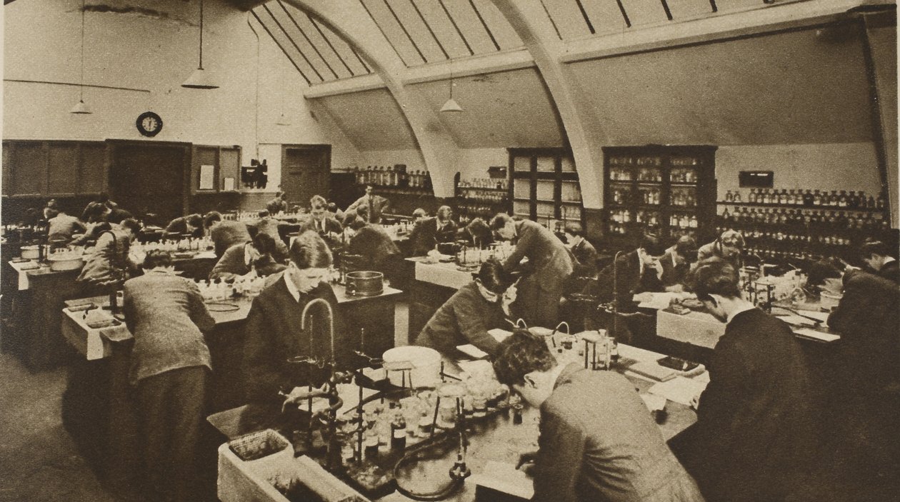 Opiskelijat töissä ammattikorkeakoulun laboratoriossa (seepiakuva) tekijältä English Photographer