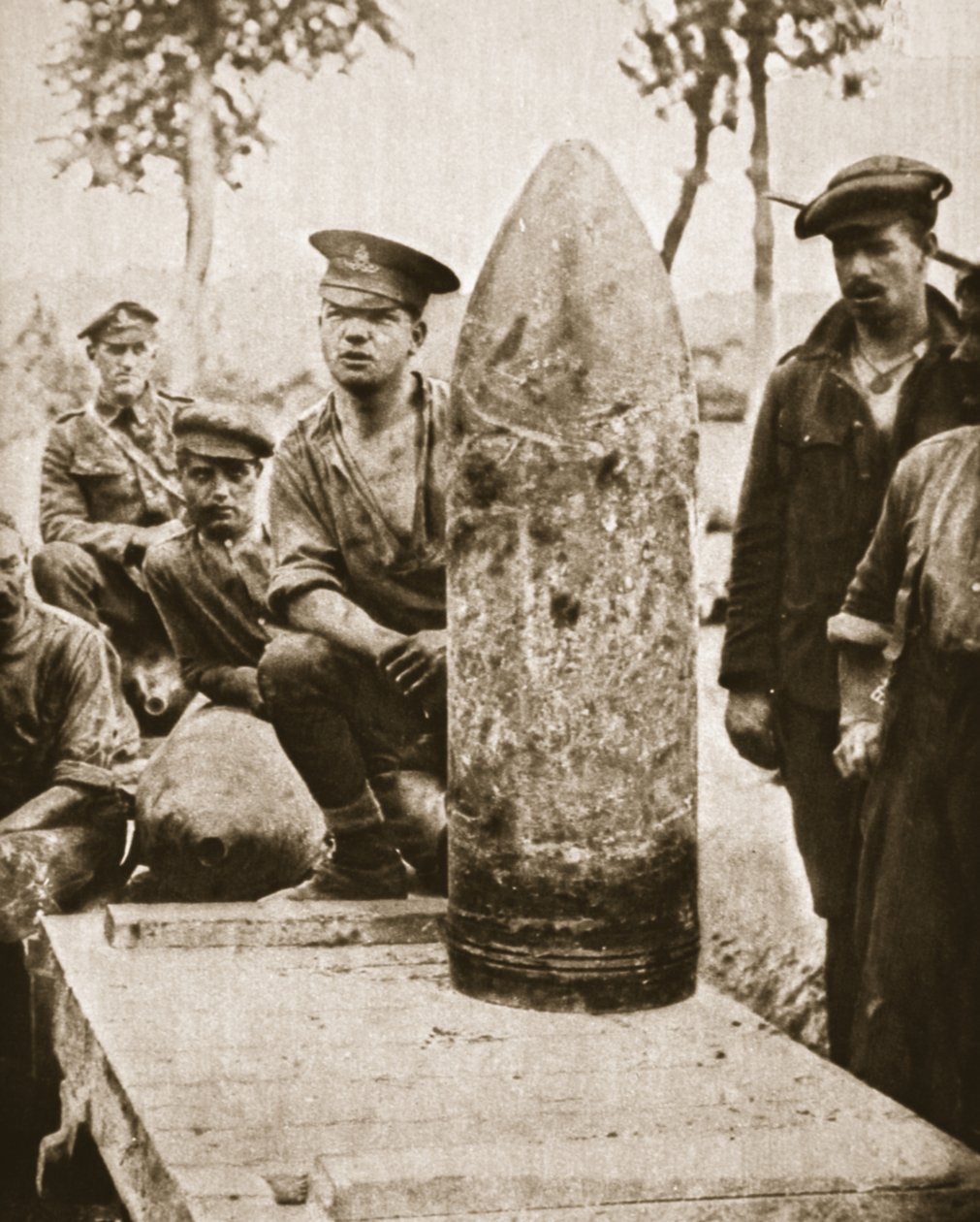 Super-dreadnought-ammukset suureen Britannian hyökkäykseen: 15 tuuman kuori, The Illustrated War News, 2. elokuuta 1916 (seepiakuva) tekijältä English Photographer