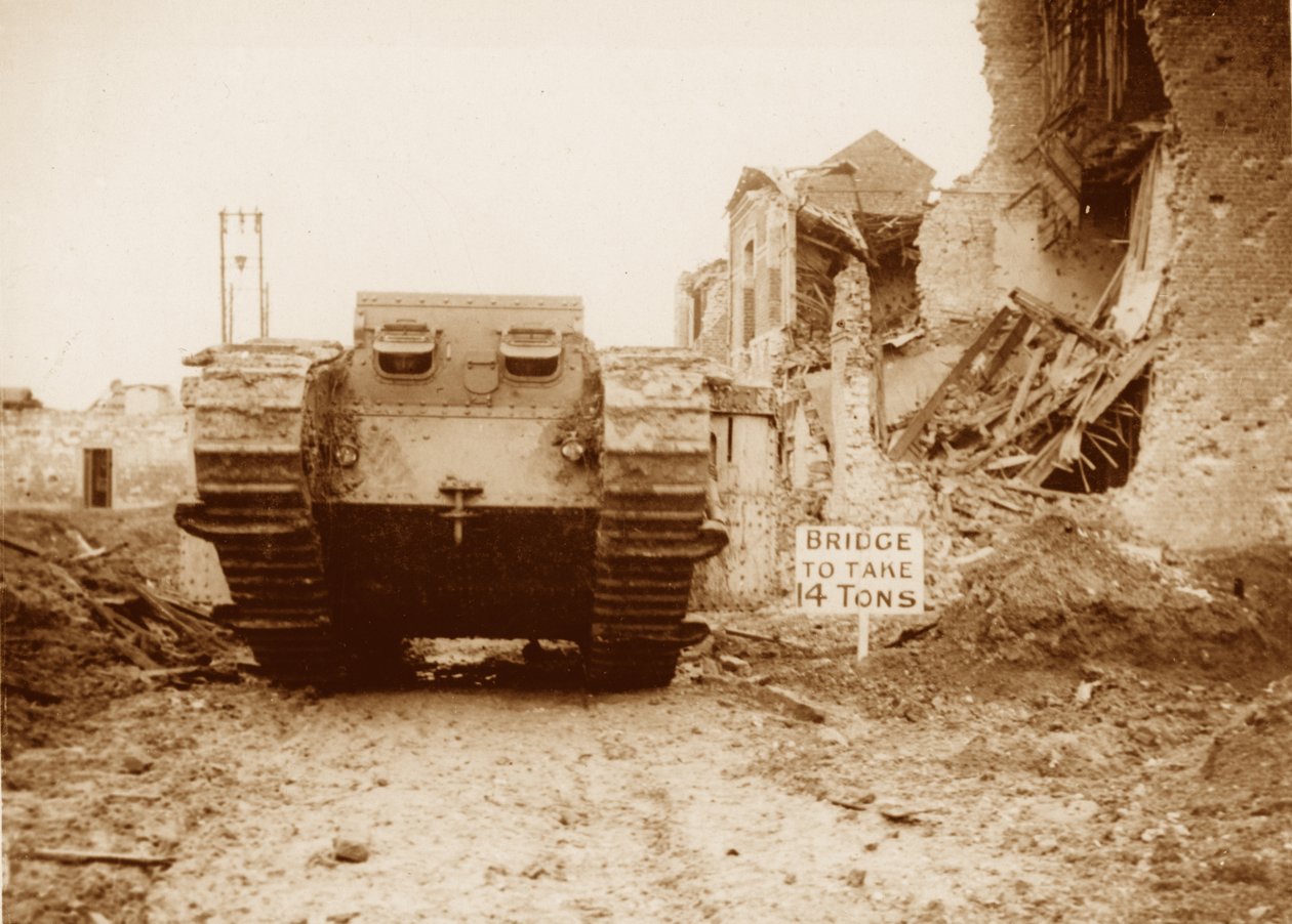 Säiliö toiminnassa, 1916-17 tekijältä English Photographer
