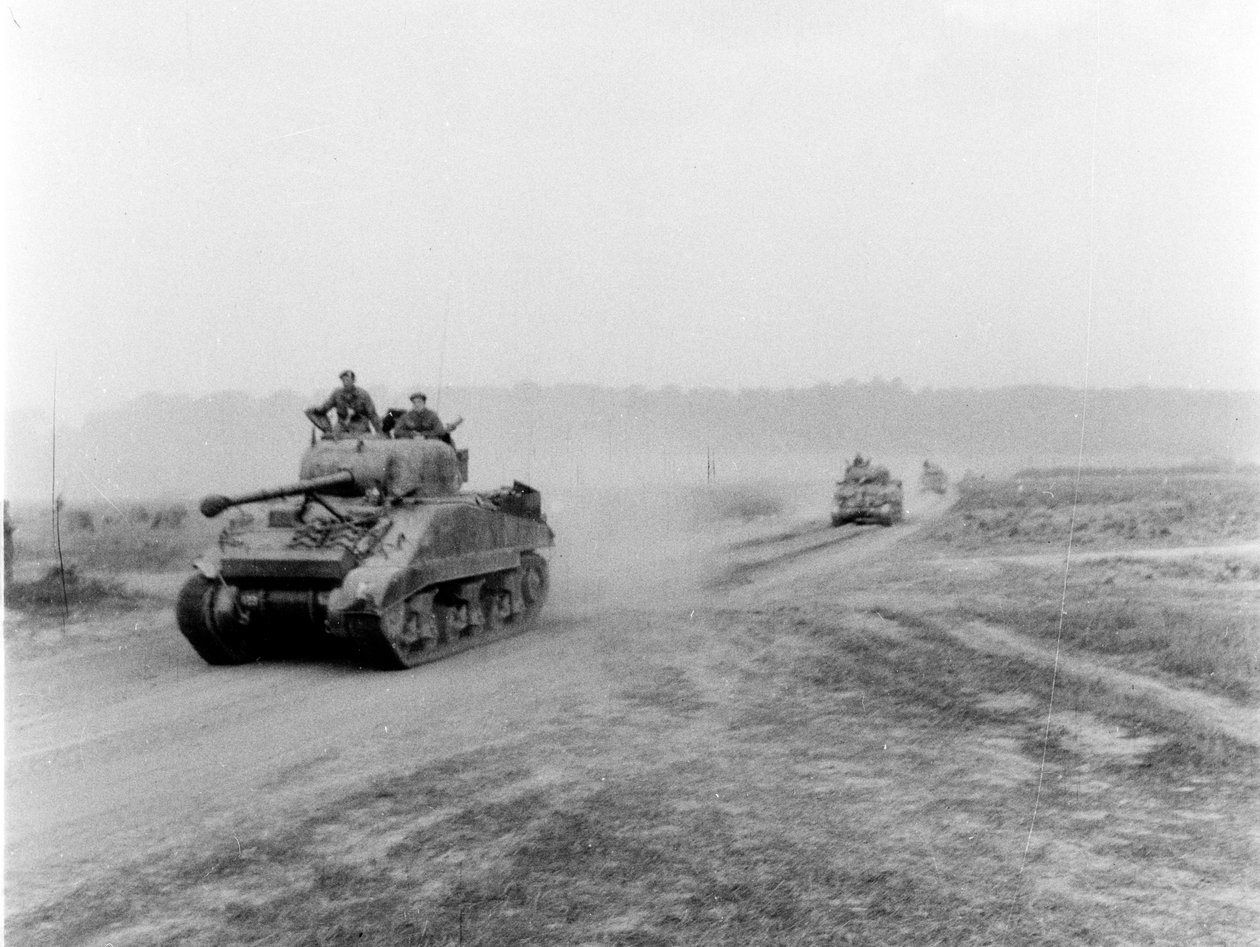 Tankkeja matkalla VIRE:hen tankkien yli, n. 1945 tekijältä English Photographer
