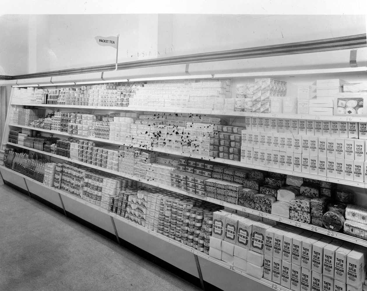 Tee- ja sokerikäytävä, Woolworths-myymälä, 1956 tekijältä English Photographer