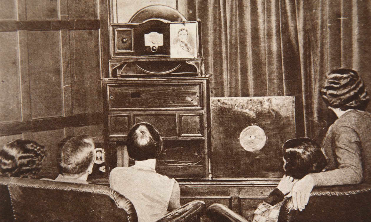 John L. Bairdin kehittämä televisio lähetettiin onnistuneesti (sekä kuva että ääni) vuonna 1930 tekijältä English Photographer