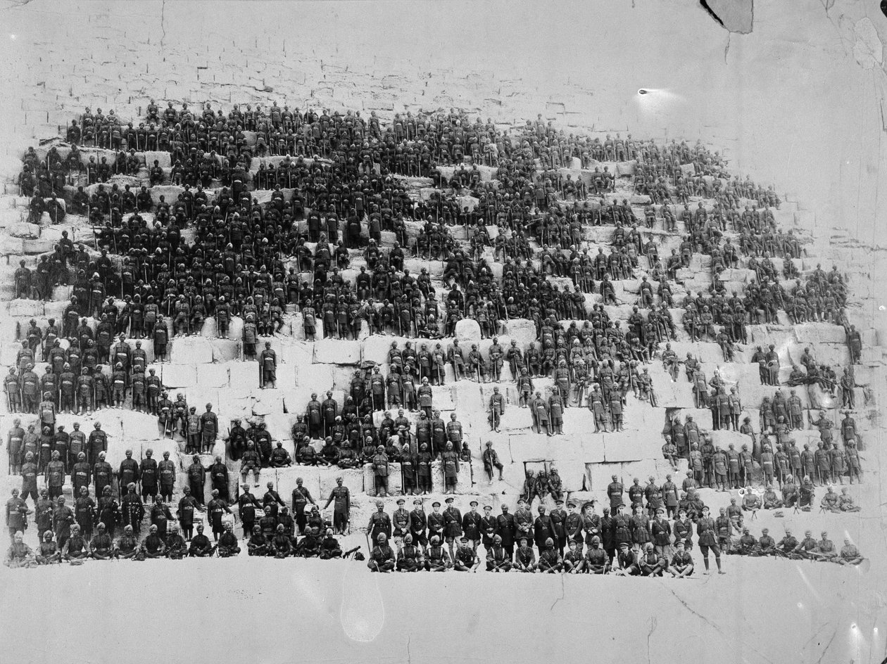 38. Dogra poseerasi yhdellä pyramidista, Egyptissä, 1918 tekijältä English Photographer