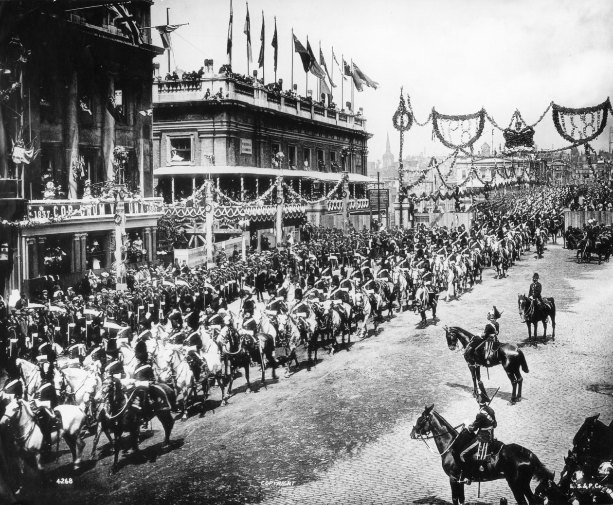 Diamond Jubilee Parade Crossing London Bridge, 1897 tekijältä English Photographer
