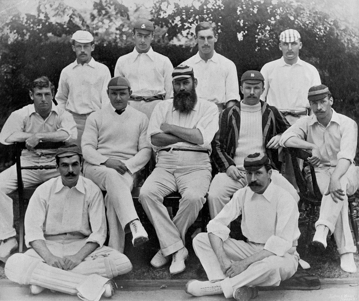 Gentlemen-tiimi Gentlemen v Players -ottelusta Lordsissa vuonna 1894 Famous Cricketers and Cricket Groundsista, julkaisija Hudson and Kearns, 1895 tekijältä English Photographer
