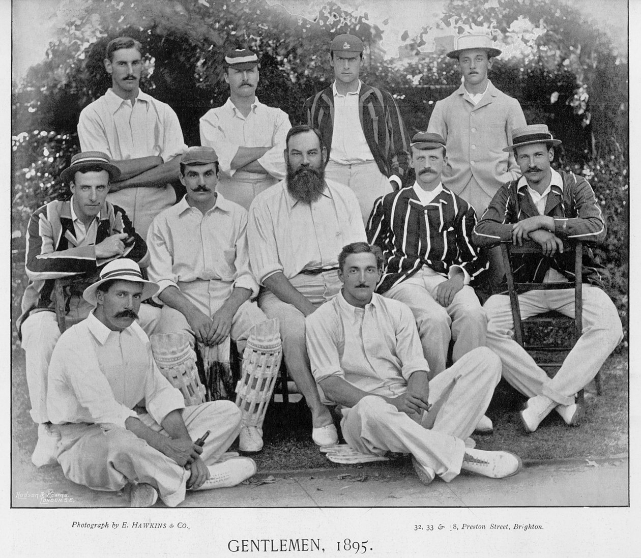 Gentlemen-tiimi Gentlemen v Players -ottelusta Lordsissa vuonna 1895, Famous Cricketers and Cricket Groundsista, julkaisija Hudson and Kearns, 1895 tekijältä English Photographer