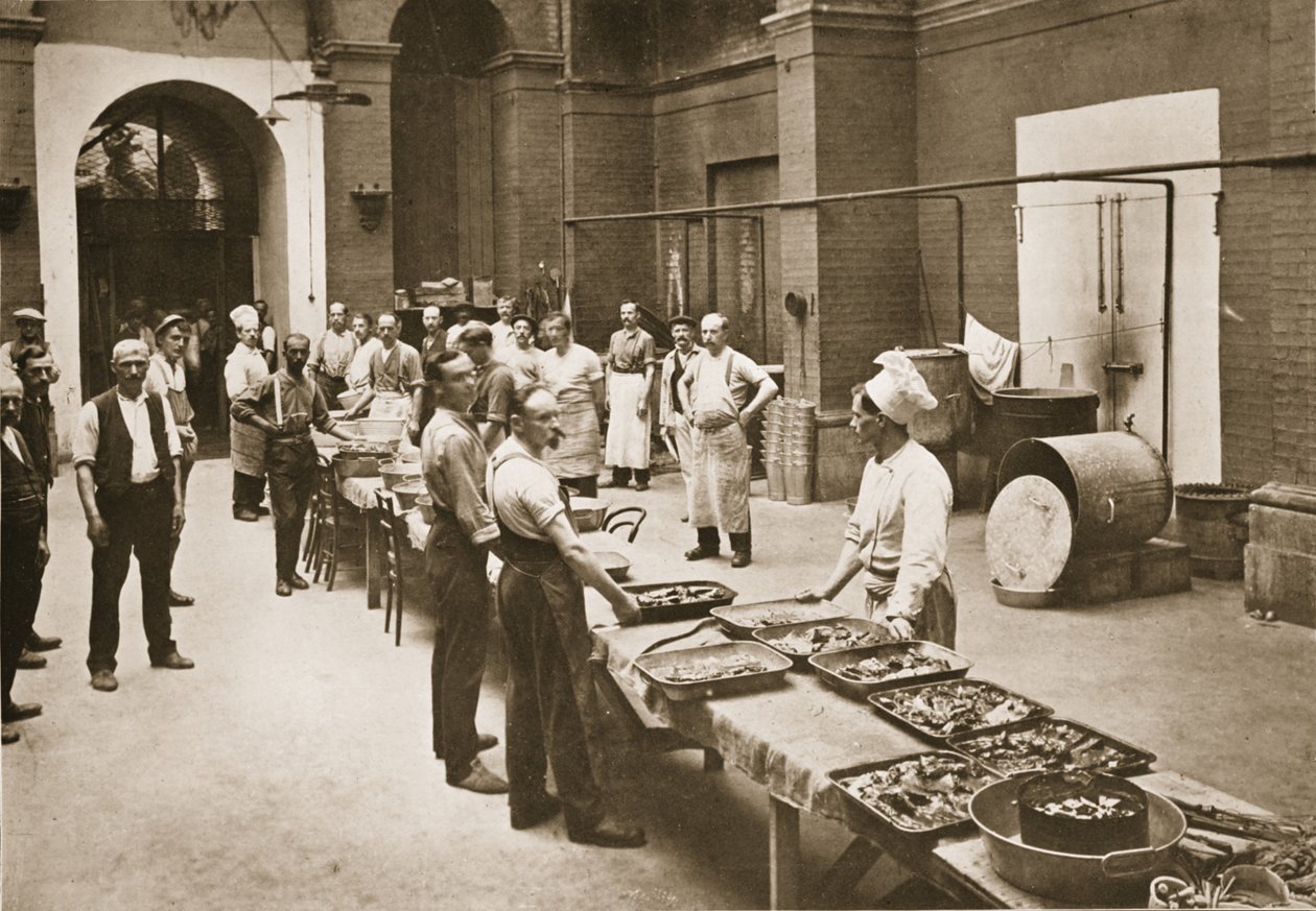 Keskipäivän ateria valmiina tarjoilua varten, keittiöt, Alexandra Palace, kuvitus saksalaisista vangeista Isossa-Britanniassa (syväpaino) tekijältä English Photographer