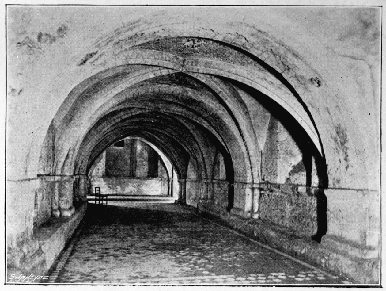 The Nave of the Crypt, West Doorista, St. Johns Church, Clerkenwell, The Order of the Hospital of the St. John of Jerusalem, W.K.R. Bedford ja Richard Holbeche, 1902 tekijältä English Photographer