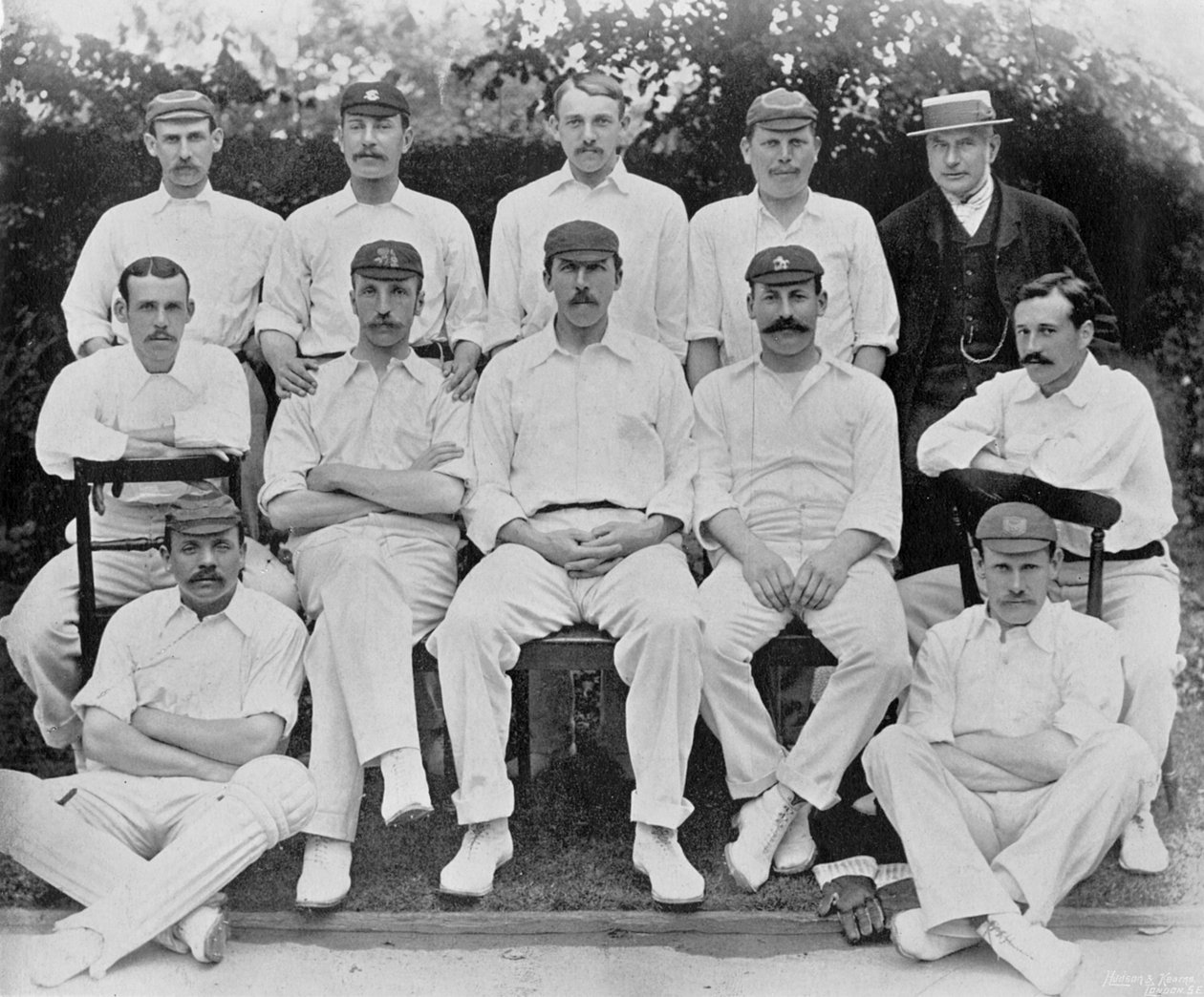Players-tiimi Gentlemen v Players -ottelusta Lordsissa vuonna 1894 Famous Cricketers and Cricket Groundsista, julkaisija Hudson and Kearns, 1895 tekijältä English Photographer